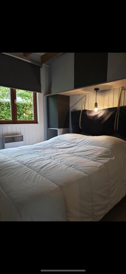 Gite Chalet Bleu Soleil Saint-Benoit-d'Hebertot Екстериор снимка